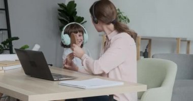 Neşeli çocuk oyun oynuyor ve annesini rahatsız ediyor, o da onu azarlıyor ve gönderiyor..