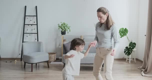 Schattige vrouwelijke babysitter dansen met plezier met kleine jongen verheugen met positieve emotie — Stockvideo