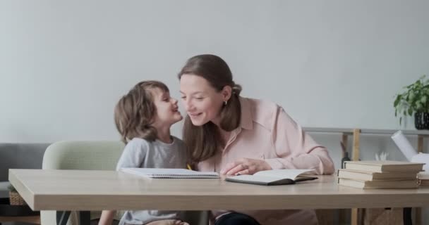 Maman et son fils s'amusent tout en faisant leurs devoirs et passer un bon moment ensemble. — Video