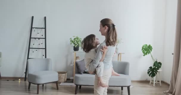 Zorgzame mam dragen weinig schattig zoon knuffelen vasthouden door handen moederschap gevoel liefde tederheid — Stockvideo