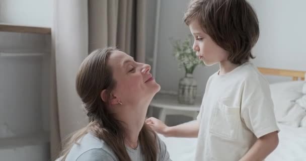 Close-up moeder glimlachen zoenen weinig schattig zoon gevoel liefde tederheid genieten moederschap — Stockvideo