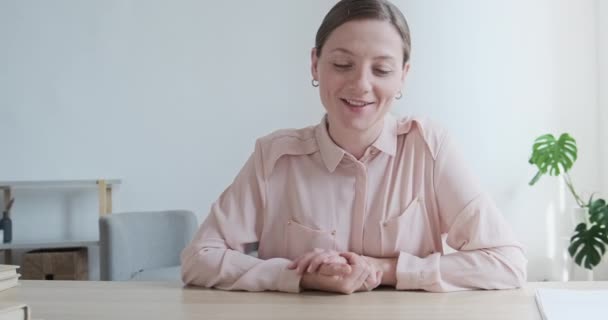 Νεαρή χαμογελαστή γυναίκα δασκάλα ηχογραφεί βίντεο webinar κάθεται στο σπίτι. Ευτυχής γυναικεία ροή — Αρχείο Βίντεο