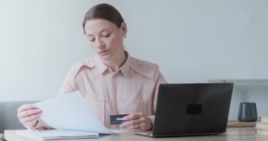 Ticaret istatistikleri ve yatırım karıyla mali belgeyi elinde tutan odaklı genç iş kadını