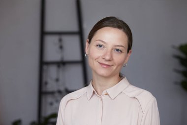 Neşeli, güzel, temiz, taze, mükemmel bir cilt. Evde vakit geçirip, portreyi yakından çekiyorlar.