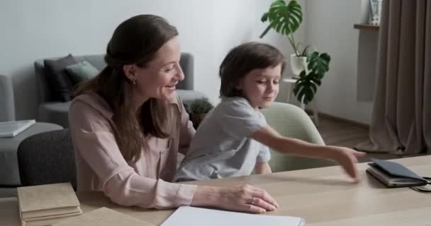 Nette fanny Schüler flieht aus einem Klassenzimmer mit einem Lehrer. Lernschwierigkeiten von Kindern in jungen Jahren, — Stockvideo