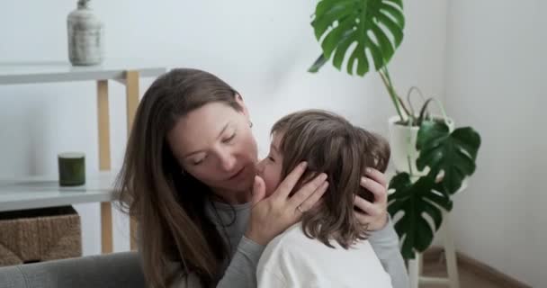 Κοντινό πλάνο ανησυχεί μαμά αγκαλιάζει τη φροντίδα αγάπη και την υποστήριξη στο μικρό χαριτωμένο αγόρι παιδί παιδί μητρότητα συναίσθημα — Αρχείο Βίντεο