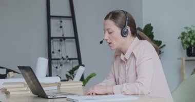 İş kadını uzaktan kumandalı video görüşmesi sırasında web kamerasından konuşuyor. Müşteri hizmetleri müdürü