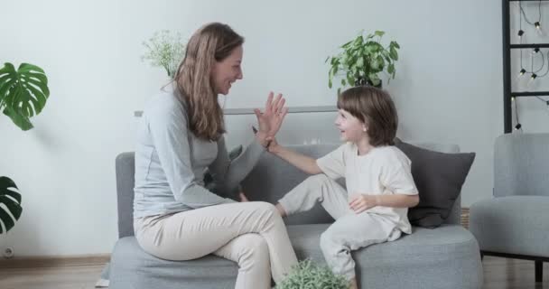 笑着妈妈和可爱的小儿子玩耍，感受爱和积极的情感 — 图库视频影像