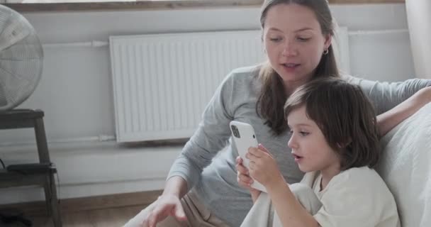 Mujer moderna y niño charlando redes sociales navegar por Internet jugando videojuegos en línea smartphone — Vídeos de Stock