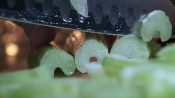 Cortar apio con cuchillo de cocina sobre tabla de madera, apio fresco sano para comer y cocinar de granja orgánica. — Vídeos de Stock