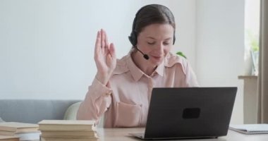 Anne iş kadını video konferansında uzaktan çalışıyor. Sevimli çocuk acele ediyor.