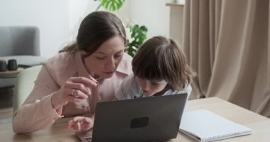 Anne ve oğlu bilgisayarda birlikte çalışıyorlar, programları öğreniyorlar, video oyunları oynuyorlar..