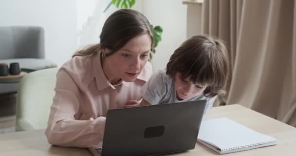 Mãe e filho estão comprando juntos on-line usando laptop, escolhendo novos brinquedos e presentes. — Vídeo de Stock