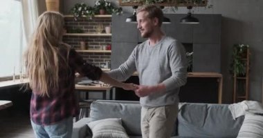 Sevgi dolu çift romantik bir ilişki yaşıyor. Lüks apartman dairesinde dans ediyor. Aşk şefkatinin tadını çıkarıyor.