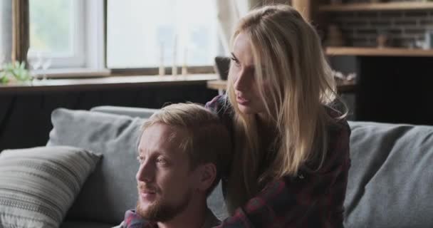 Feliz marido e mulher europeus abraçando falando notícias discutindo diálogo interessante em casa — Vídeo de Stock