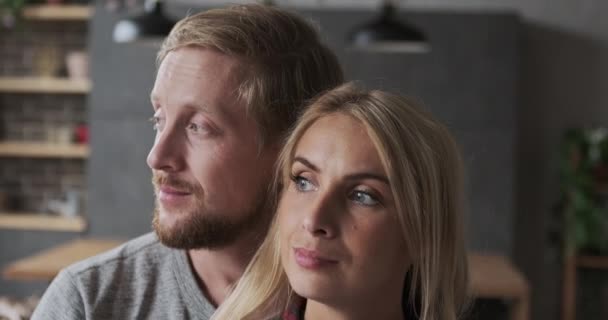 Closeup feliz casal europeu abraçando uns aos outros desfrutando perfeito relacionamento romântico — Vídeo de Stock