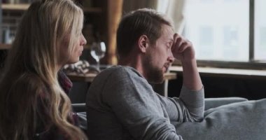 Kocanın karısına kırgınlığı aile içi anlaşmazlık ilişkisi sorunları hakkında konuşması sorunları tartışması
