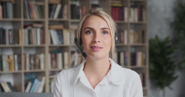 Ritratto di donna in cuffia videochiamata online che studia l'istruzione online e-learning lavorando a distanza — Video Stock
