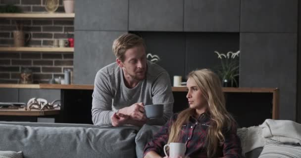 Europeu casal loira falando relaxante juntos no confortável apartamento loft interior — Vídeo de Stock