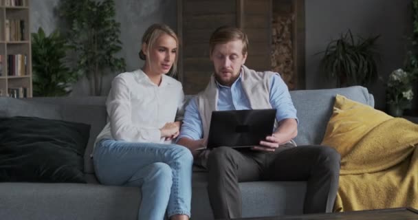 Marido e esposa discutindo compras on-line juntos surf internet usar laptop — Vídeo de Stock