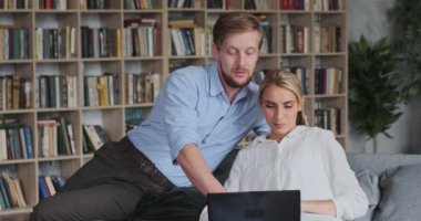 Modern çift iş ortağı birlikte sörf sitesinde çalışıyor başarılı bir anlaşmayı evde tartışıyor.