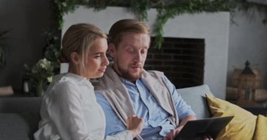 Avrupalı erkek kadın ortak internet üzerinden alışveriş yapıyor, arama yapmayı seçiyor, bilgisayar kullanıyor.