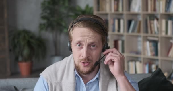 Retrato de cara confiante em fone de ouvido chamada para amigos falando on-line vídeo lição educação à distância — Vídeo de Stock