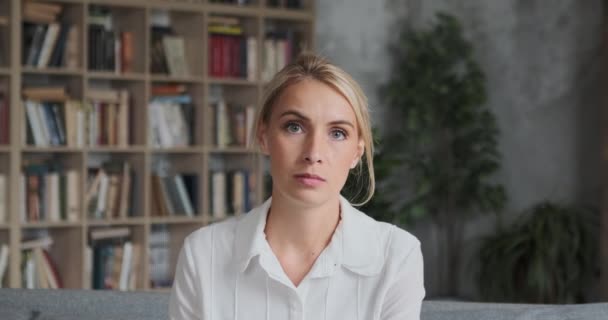Ung kvinnlig affärskvinna talar till en webbkamera under en fjärrstyrd videochatt. — Stockvideo