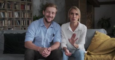 Çevrimiçi video bağlantısı kuran neşeli iş arkadaşları işe alım mülakatı için iş ortakları arıyor.
