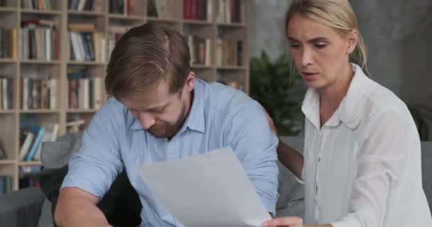 Mujer tranquilizar llorando hombre recibió documento de papel empresa bancarrota bienes raíces gastos del hogar — Vídeo de stock