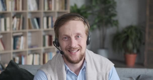 Wesoły człowiek w słuchawkach online wideo rozmowy pracy studiowanie edukacji zdalnie wideokonferencji — Wideo stockowe
