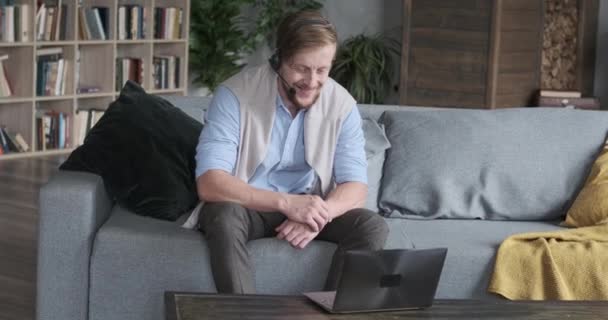 Empresário feliz no fone de ouvido falando chamada de vídeo on-line usar laptop em casa trabalhando remotamente distância — Vídeo de Stock