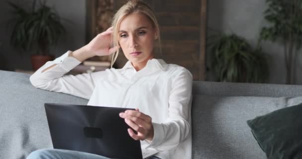 Toužebné na volné noze žena v bílé košili čtení online informace e učení distanční vzdělávání — Stock video