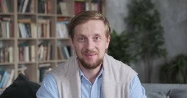 Gülümseyen işadamı uzak bir internet uzaklığı görüntülü sohbet sırasında bir web kamerasına konuştu