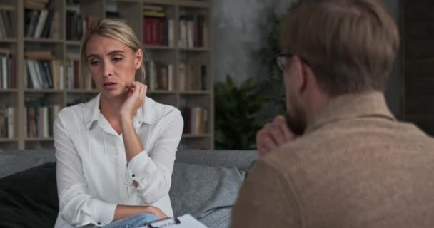 Rozrušená žena trpící osamělostí po manželově rozvodu deprese s psychoterapeutem — Stock video