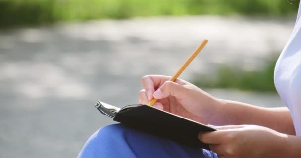 Zbliżenie czarny skóra kobieta ręce pisanie papier notatki w notatnik pamiętnik pismo używać ołówek — Wideo stockowe