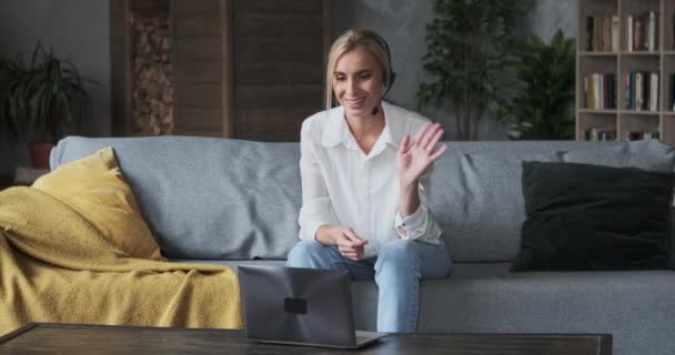 Felice donna freelancer saluto consulenza online video chiamata amici colleghi clienti utilizzano laptop — Video Stock