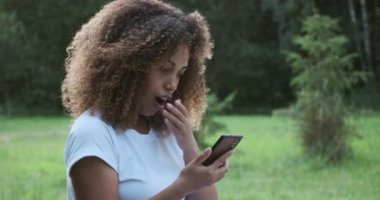 Aşırı neşeli ve heyecanlı kadın gülüyor çevrimiçi piyango kazanma, başarı ya da kazanma kutlaması