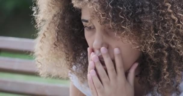 क्लोजअप दुखी अफ्रीकी महिला प्यार महसूस तनाव और नकारात्मक भावना के बारे में रो रही — स्टॉक वीडियो