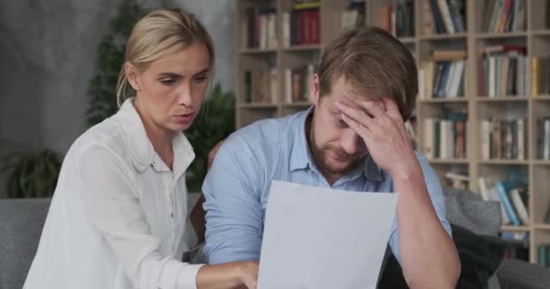 Mann und Frau lesen gemeinsam ärztliches Analysedokument mit hoffnungslosem Gesundheitsproblem — Stockvideo