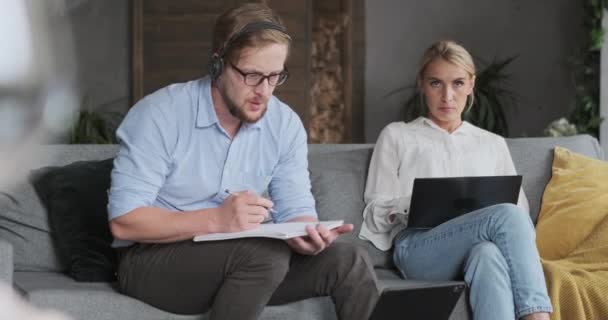 Сосредоточенные европейская пара коллег, работающих вместе на домашнем офисе онлайн урок чата в Интернете — стоковое видео