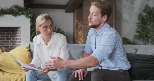 Esposa irritada repreensão marido papel documentos não pagamento contas hipoteca verificação de falência de crédito — Vídeo de Stock