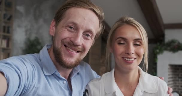 Close-up retrato feliz casal falando online vídeo chamada crianças parentes amigo ou pai juntos — Vídeo de Stock