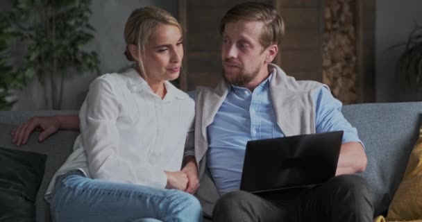 Casal feliz parceiro de negócios em casa navegar na internet procurando informações passar tempo juntos — Vídeo de Stock