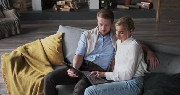 Paar zakenpartners werken samen bespreken deal zoeken internet gebruik laptop thuis — Stockvideo