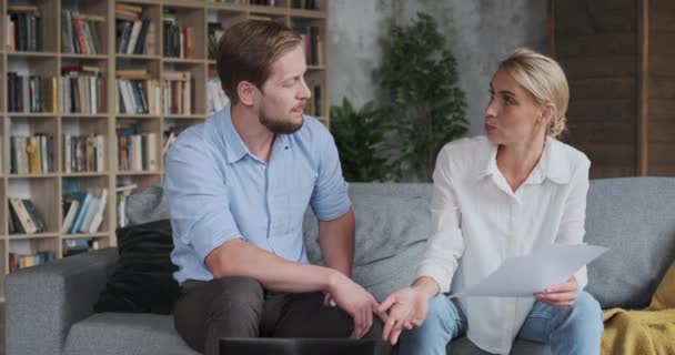 Agressieve man en vrouw bespreken financieel faillissement tellen kosten budget planning problemen — Stockvideo