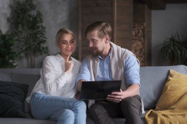 Karı koca internetten alışveriş yapmayı, internette sörf yapmayı tartışıyorlar.