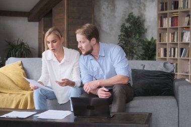 İş ortakları anlaşma belgelerini tartışıyor İpotek anlaşmasını okuyor ev ofisinde çalışıyor