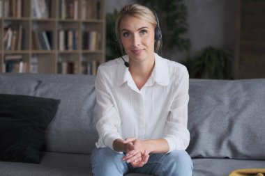 İnternet üzerinden eğitim gören ve uzaktan eğitim alan kulaklı bir kadının portresi