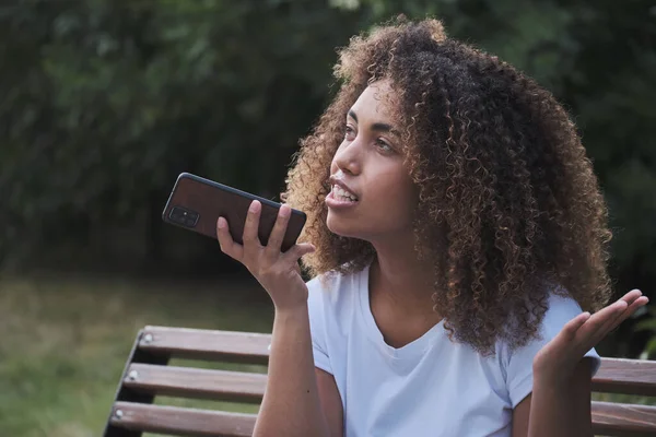 Primer plano mujer afroamericana grabación de voz mensaje de reconocimiento de chat en línea uso de smartphone —  Fotos de Stock